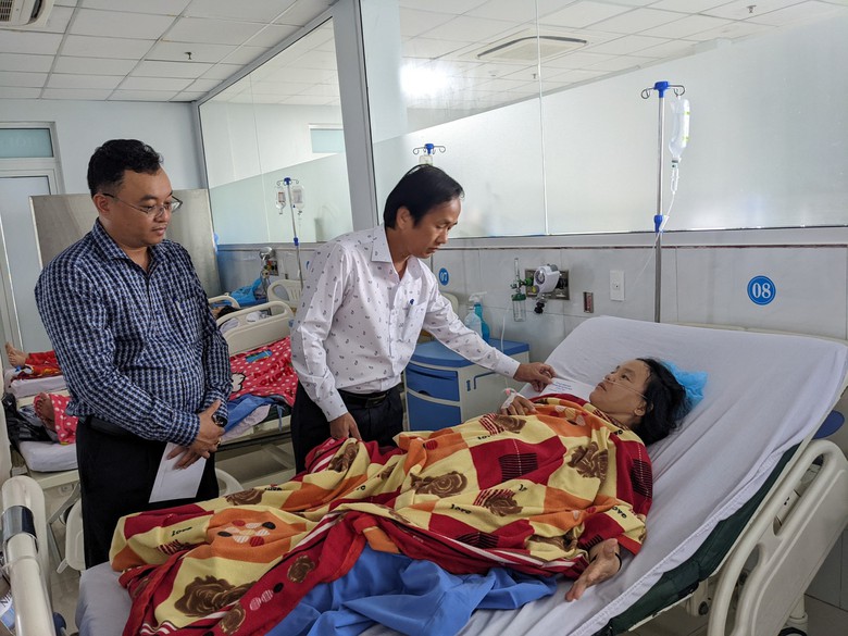 Vụ hai công nhân môi trường bị bắn: Phẫu thuật lấy ra nhiều kim khí có hình giống đầu đạn - Ảnh 2. Vụ hai công nhân môi trường bị bắn: Phẫu thuật lấy ra nhiều kim khí có hình giống đầu đạn - Ảnh 2.