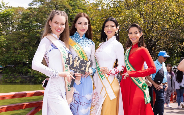 L&ecirc; Ho&agrave;ng Phương c&ugrave;ng d&agrave;n th&iacute; sinh Miss Grand International duy&ecirc;n d&aacute;ng trong t&agrave; &aacute;o d&agrave;i