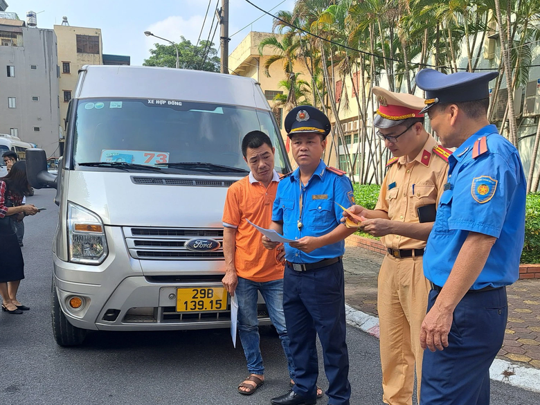 H&agrave; Nội: Xe đưa đ&oacute;n học sinh bị thu hồi giấy ph&eacute;p vẫn ngang nhi&ecirc;n hoạt động - Ảnh 1.