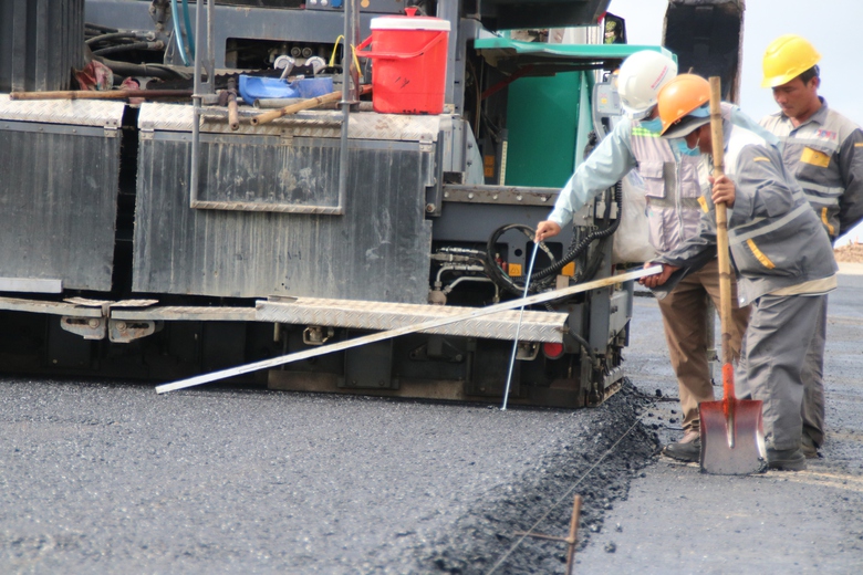 Thảm những km bê tông nhựa đầu tiên trên cao tốc Mỹ Thuận-Cần Thơ - Ảnh 5. Thảm những km bê tông nhựa đầu tiên trên cao tốc Mỹ Thuận-Cần Thơ - Ảnh 5.