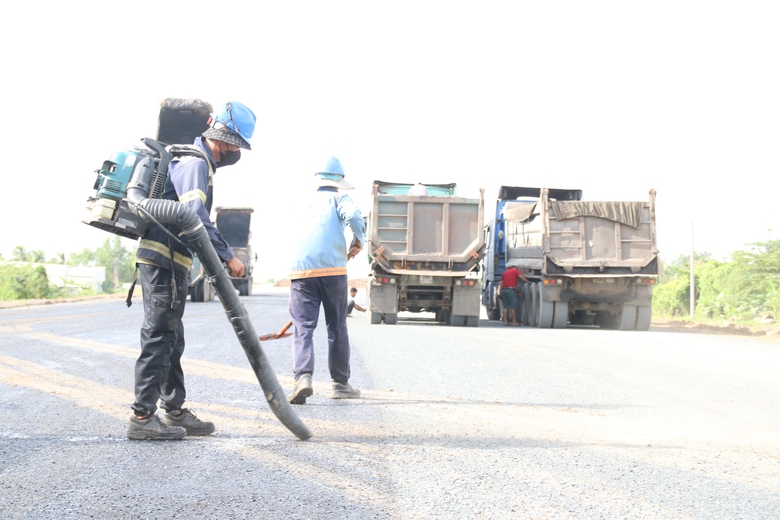 Thảm những km bê tông nhựa đầu tiên trên cao tốc Mỹ Thuận-Cần Thơ - Ảnh 7. Thảm những km bê tông nhựa đầu tiên trên cao tốc Mỹ Thuận-Cần Thơ - Ảnh 7.