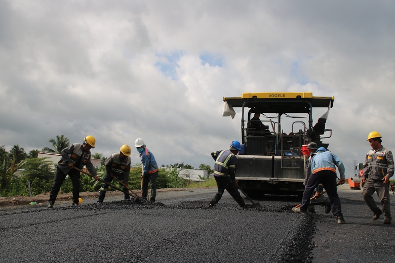 Thảm những km bê tông nhựa đầu tiên trên cao tốc Mỹ Thuận-Cần Thơ - Ảnh 4. Thảm những km bê tông nhựa đầu tiên trên cao tốc Mỹ Thuận-Cần Thơ - Ảnh 4.