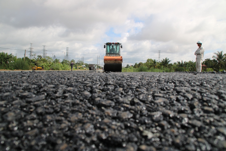 Thảm những km bê tông nhựa đầu tiên trên cao tốc Mỹ Thuận-Cần Thơ - Ảnh 9. Thảm những km bê tông nhựa đầu tiên trên cao tốc Mỹ Thuận-Cần Thơ - Ảnh 9.
