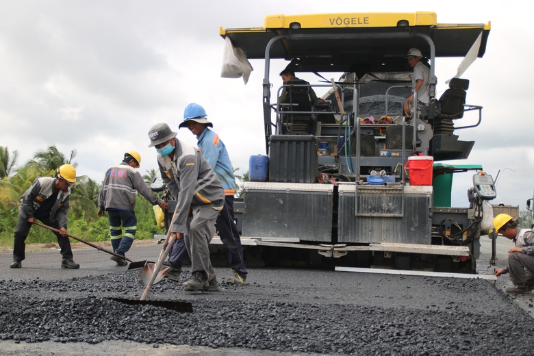 Thảm những km bê tông nhựa đầu tiên trên cao tốc Mỹ Thuận-Cần Thơ - Ảnh 3. Thảm những km bê tông nhựa đầu tiên trên cao tốc Mỹ Thuận-Cần Thơ - Ảnh 3.