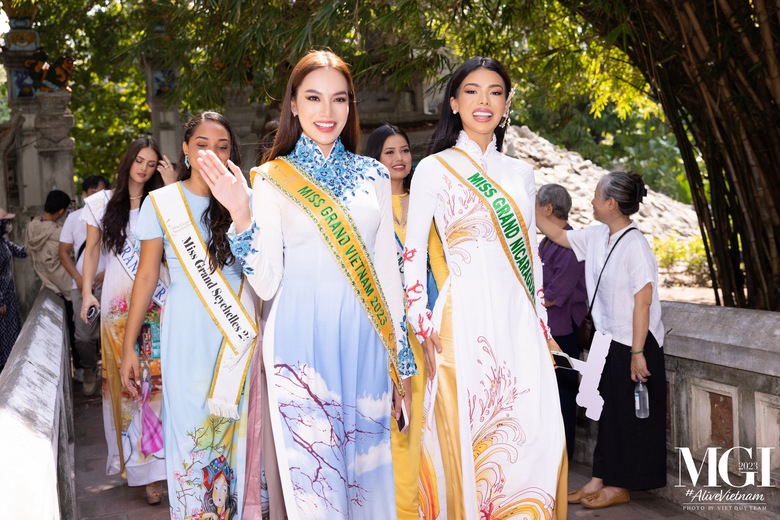 L&ecirc; Ho&agrave;ng Phương c&ugrave;ng d&agrave;n th&iacute; sinh Miss Grand International duy&ecirc;n d&aacute;ng trong t&agrave; &aacute;o d&agrave;i - Ảnh 11.