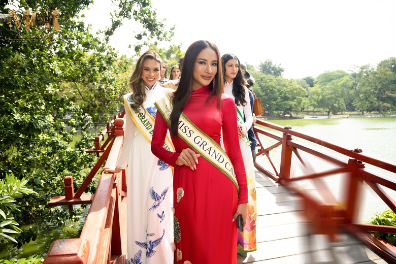 L&ecirc; Ho&agrave;ng Phương c&ugrave;ng d&agrave;n th&iacute; sinh Miss Grand International duy&ecirc;n d&aacute;ng trong t&agrave; &aacute;o d&agrave;i - Ảnh 12.