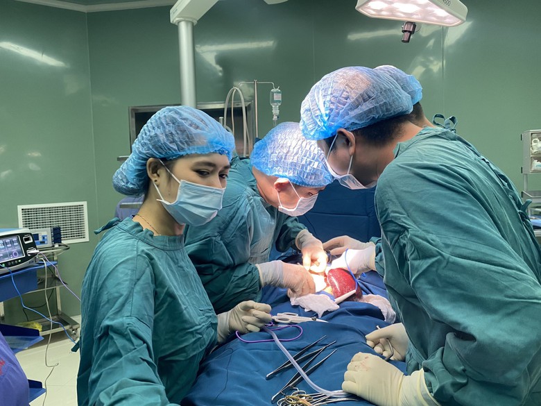 Cứu sống bệnh nhi 8 tuổi ng&atilde; xe đạp l&agrave;m vỡ l&aacute; l&aacute;ch mức nguy hiểm nhất - Ảnh 1.
