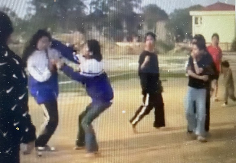 Điều tra vụ nữ sinh lớp 7 bị "đ&agrave;n chị" đ&aacute;nh rồi quay clip - Ảnh 1.