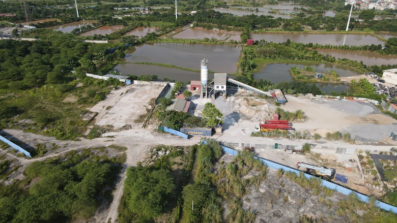 Cận cảnh h&agrave;ng loạt trạm trộn b&ecirc; t&ocirc;ng &ldquo;thi gan&rdquo; trước lệnh di dời ở Ho&agrave;i Đức (H&agrave; Nội) - Ảnh 12.