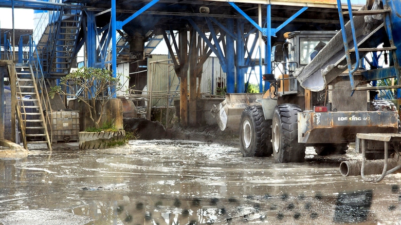Cận cảnh h&agrave;ng loạt trạm trộn b&ecirc; t&ocirc;ng &ldquo;thi gan&rdquo; trước lệnh di dời ở Ho&agrave;i Đức (H&agrave; Nội) - Ảnh 14.