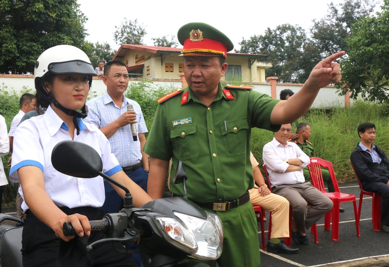 CSGT Bu&ocirc;n Hồ tuy&ecirc;n truyền, trang bị kỹ năng l&aacute;i xe an to&agrave;n cho học sinh - Ảnh 5.