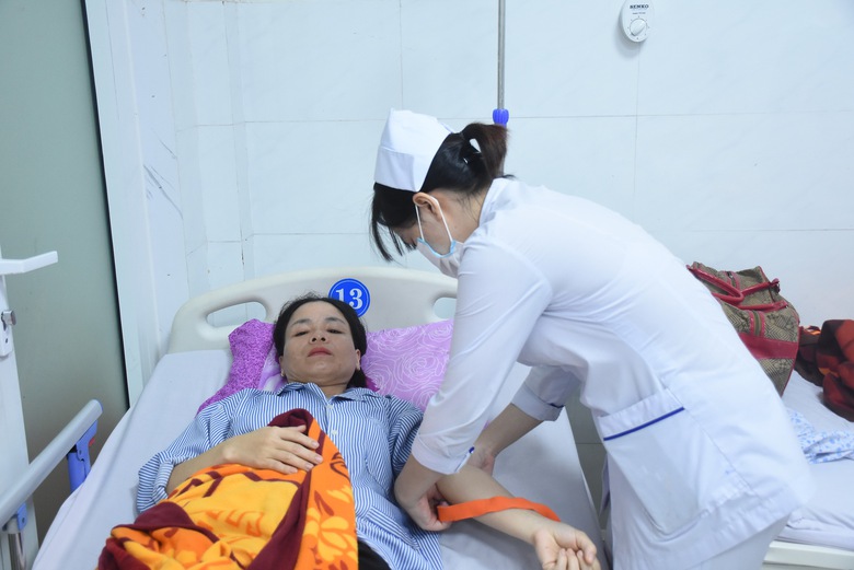 Bệnh viện tài trợ 100% chi phí điều trị cho hai nữ lao công bị bắn - Ảnh 1. Bệnh viện tài trợ 100% chi phí điều trị cho hai nữ lao công bị bắn - Ảnh 1.