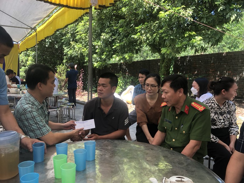 Chạy qua tỉnh lộ lúc xẩm tối, bé trai bốn tuổi bị xe tải rồi tử vong trên đường đi cấp cứu - Ảnh 1.
