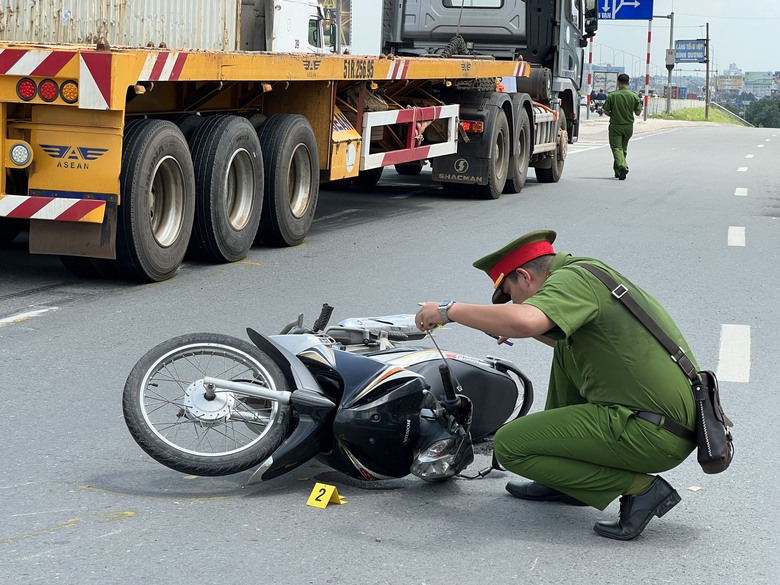 Xe đầu kéo va chạm xe máy, người đàn ông tử vong thương tâm - Ảnh 2.
