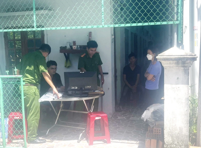 Phát hiện vật dụng nghi là súng trong phòng trọ của nghi phạm bắn hai nữ công nhân - Ảnh 3. Phát hiện vật dụng nghi là súng trong phòng trọ của nghi phạm bắn hai nữ công nhân - Ảnh 3.