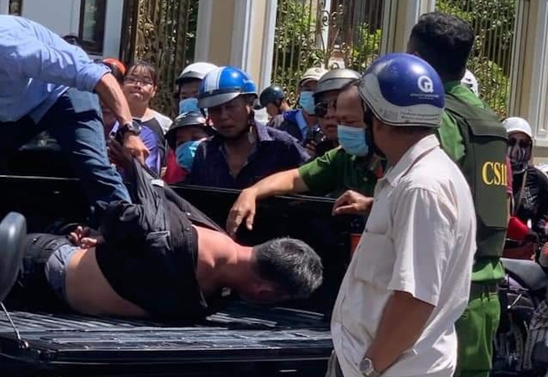  D&acirc;n v&acirc;y bắt người đ&agrave;n &ocirc;ng định cướp tiệm v&agrave;ng ở Tr&agrave; Vinh - Ảnh 2.