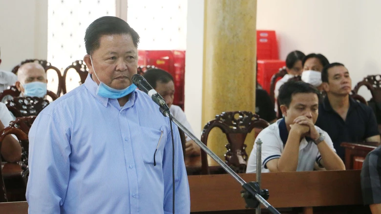 X&eacute;t xử nh&oacute;m cựu c&aacute;n bộ CSGT cấp hơn 5.000 biển số xe tr&aacute;i quy định ở An Giang - Ảnh 1.