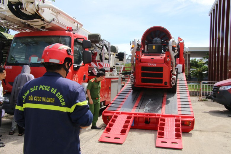 D&acirc;n trải nghiệm leo xe thang, tự tay thực h&agrave;nh chữa ch&aacute;y c&ugrave;ng c&ocirc;ng an Đ&agrave; Nẵng - Ảnh 1.