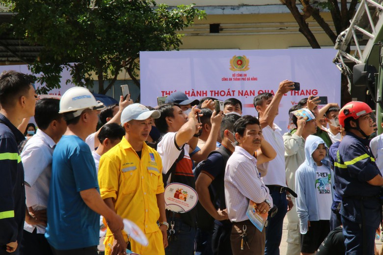 D&acirc;n trải nghiệm leo xe thang, tự tay thực h&agrave;nh chữa ch&aacute;y c&ugrave;ng c&ocirc;ng an Đ&agrave; Nẵng - Ảnh 2.