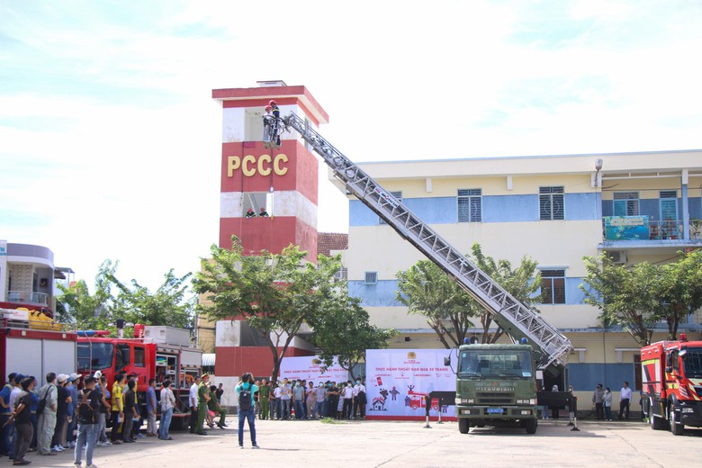 D&acirc;n trải nghiệm leo xe thang, tự tay thực h&agrave;nh chữa ch&aacute;y c&ugrave;ng c&ocirc;ng an Đ&agrave; Nẵng - Ảnh 5.