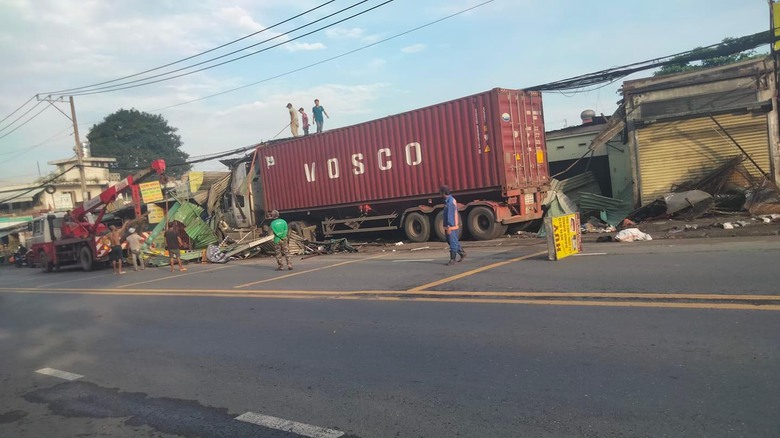 Tài xế ngủ gục, xe container tông hàng loạt kiot ở TP.HCM - Ảnh 1.