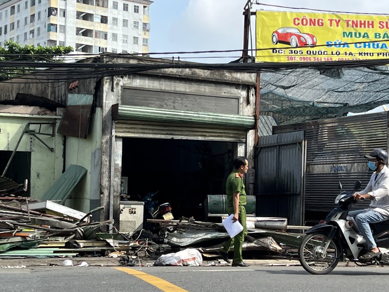Tài xế ngủ gục, xe container tông hàng loạt kiot ở TP.HCM - Ảnh 3.