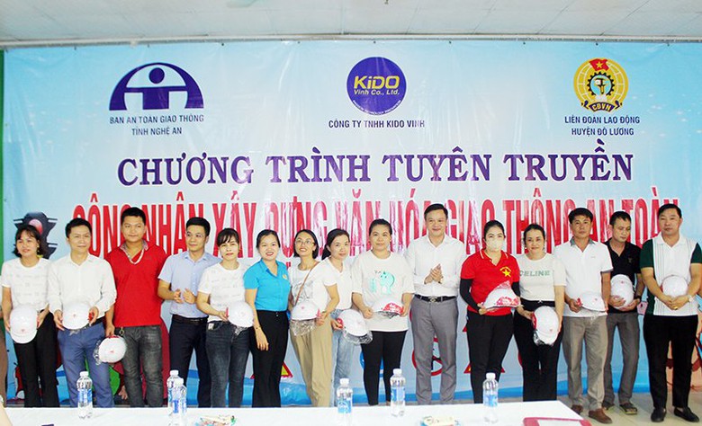 Hơn 200 c&ocirc;ng nh&acirc;n được tuy&ecirc;n truyền x&acirc;y dựng văn h&oacute;a giao th&ocirc;ng an to&agrave;n - Ảnh 3.