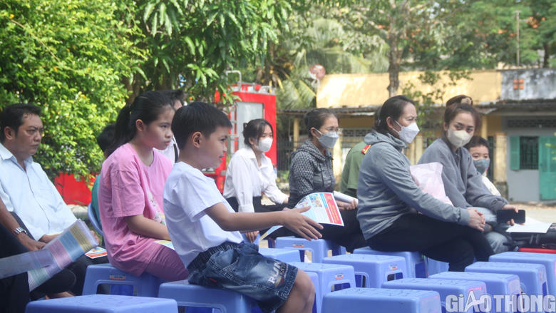 Người d&acirc;n, trẻ em trải nghiệm thực h&agrave;nh chữa ch&aacute;y, cứu nạn cứu hộ - Ảnh 3.