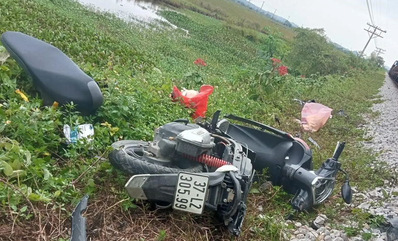 Cố băng qua lối đi tự mở, c&ocirc; g&aacute;i bị t&agrave;u đ&acirc;m trọng thương - Ảnh 1.