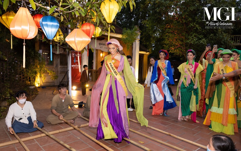 Th&iacute; sinh Miss Grand international 2023 mặc &aacute;o tứ th&acirc;n, nhảy sạp c&ugrave;ng kh&aacute;n giả Việt Nam