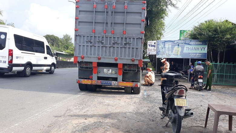 Người đ&agrave;n &ocirc;ng tử vong tại chỗ sau va chạm xe đầu k&eacute;o - Ảnh 1.