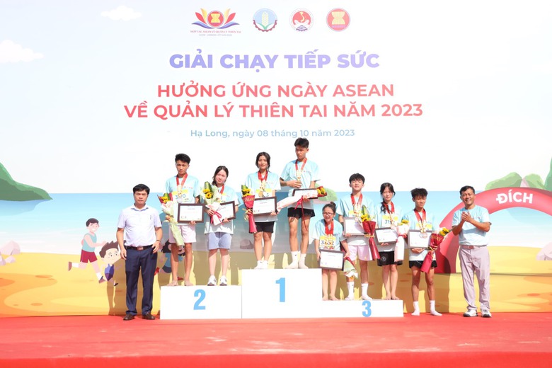 Hơn 1.000 người chạy tiếp sức hưởng ứng Ng&agrave;y ASEAN về Quản l&yacute; thi&ecirc;n tai năm 2023 - Ảnh 2.