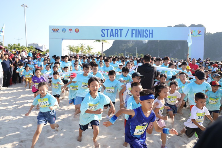 Hơn 1.000 người chạy tiếp sức hưởng ứng Ng&agrave;y ASEAN về Quản l&yacute; thi&ecirc;n tai năm 2023 - Ảnh 1.