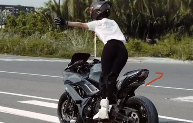 Sẽ mời l&agrave;m việc người mẫu nằm l&aacute;i xe ph&acirc;n khối lớn tr&ecirc;n đường ở Thủ Đức  - Ảnh 1.