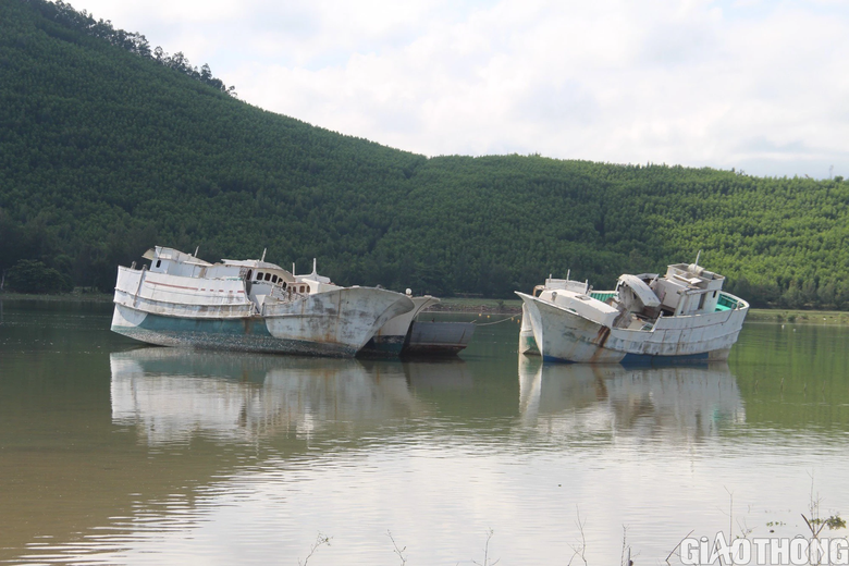 Khi n&agrave;o di dời c&aacute;c x&aacute;c t&agrave;u mắc cạn &aacute;n ngữ trước &acirc;u thuyền tr&aacute;nh tr&uacute; b&atilde;o?  - Ảnh 1.