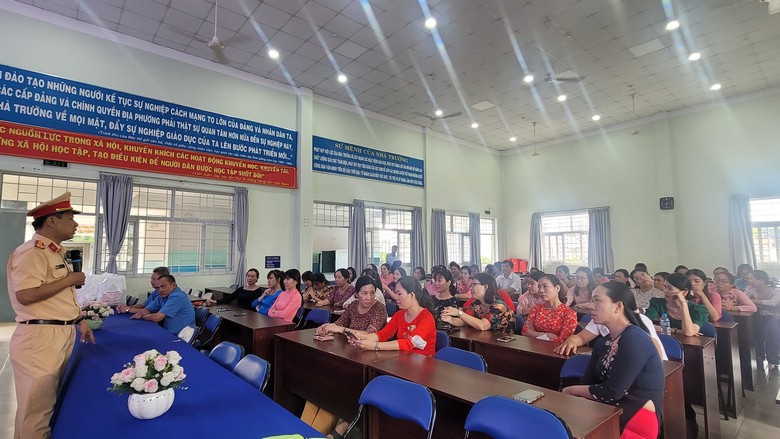 Trao tặng h&agrave;ng trăm mũ bảo hiểm cho học sinh trường tiểu học L&ecirc; Văn Việt (TP Thủ Đức) - Ảnh 5.