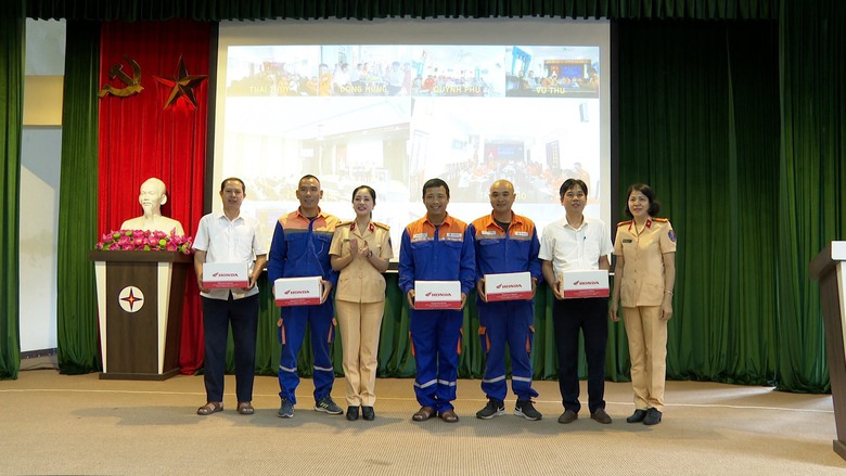 Th&aacute;i B&igrave;nh: H&agrave;ng ng&agrave;n c&aacute;n bộ, nh&acirc;n vi&ecirc;n ng&agrave;nh Điện lực được tuy&ecirc;n truyền Luật giao th&ocirc;ng - Ảnh 1.