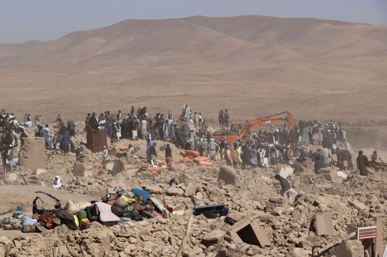 Động đất tại Afghanistan: Thương cảnh nhiều trẻ bị ch&ocirc;n v&ugrave;i khi đang học ở trường - Ảnh 2.