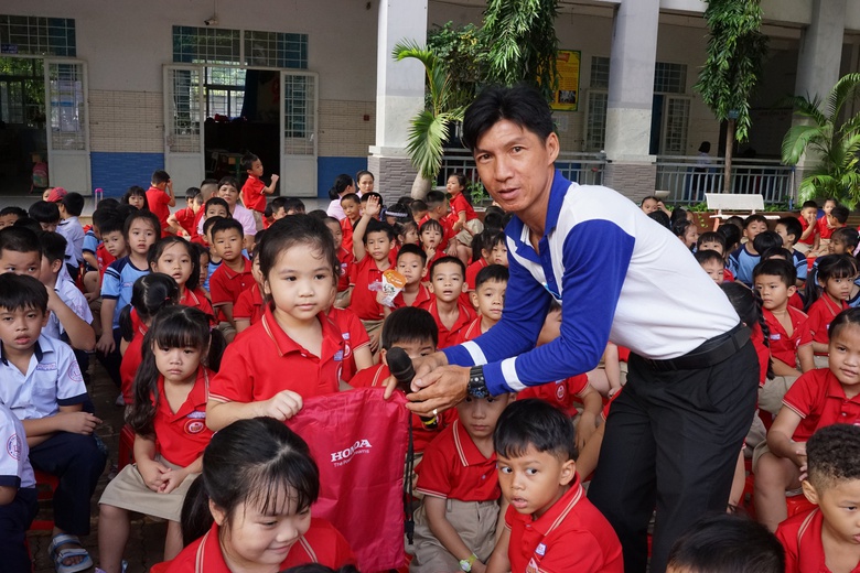 Trao tặng h&agrave;ng trăm mũ bảo hiểm cho học sinh trường tiểu học L&ecirc; Văn Việt (TP Thủ Đức) - Ảnh 4.