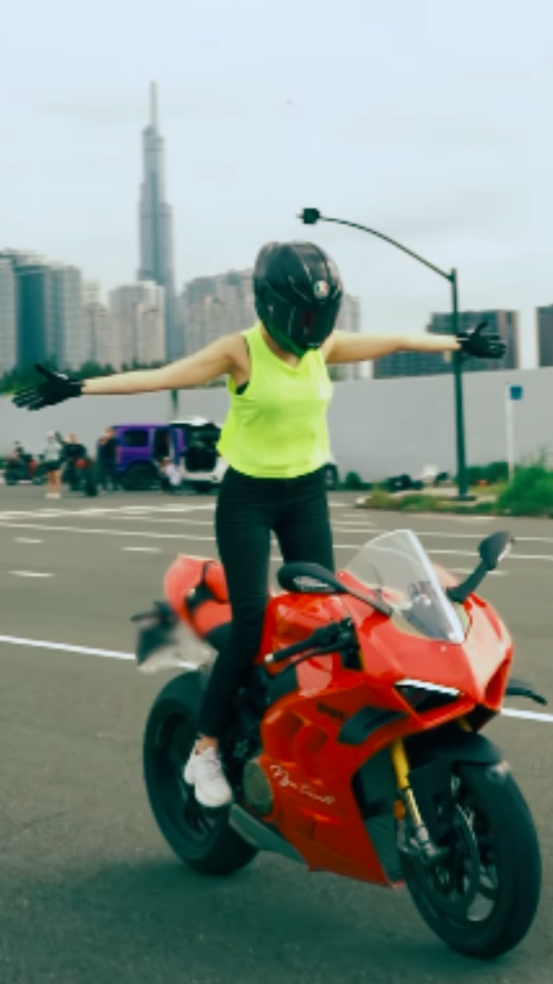 Tạm giữ xe m&ocirc; t&ocirc;, phạt người mẫu Ngọc Trinh nhiều lỗi - Ảnh 1.