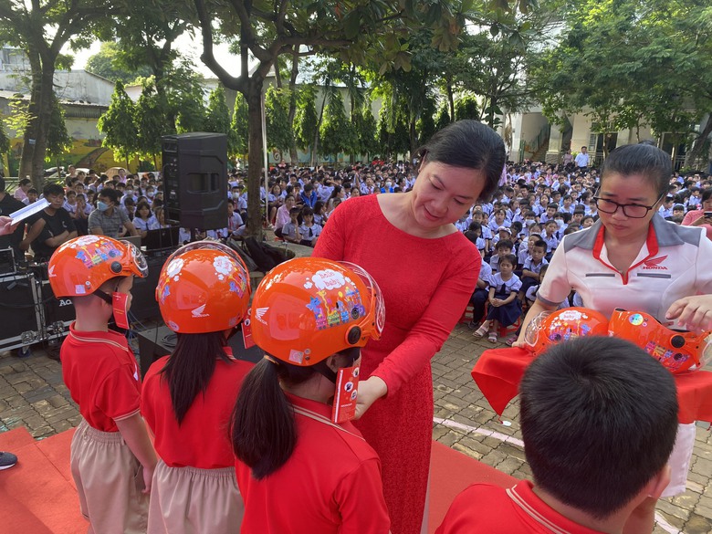 Trao tặng h&agrave;ng trăm mũ bảo hiểm cho học sinh trường tiểu học L&ecirc; Văn Việt (TP Thủ Đức) - Ảnh 1.