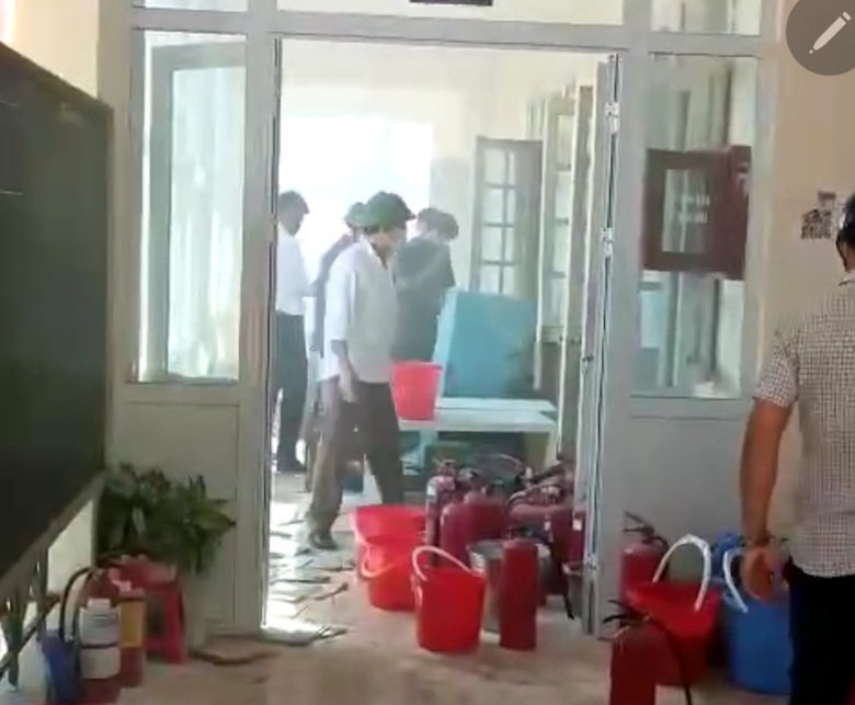 H&agrave; Nội: Ch&aacute;y tại trường tiểu học, h&agrave;ng trăm học sinh hoảng loạn - Ảnh 1.