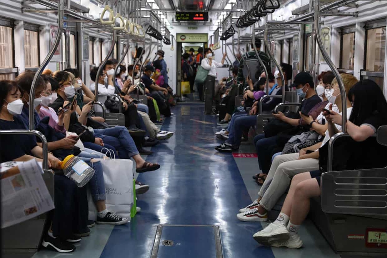 Hệ thống t&agrave;u điện ngầm Seoul sẽ thử nghiệm toa t&agrave;u kh&ocirc;ng ghế ngồi để giảm tắc nghẽn - Ảnh 1.