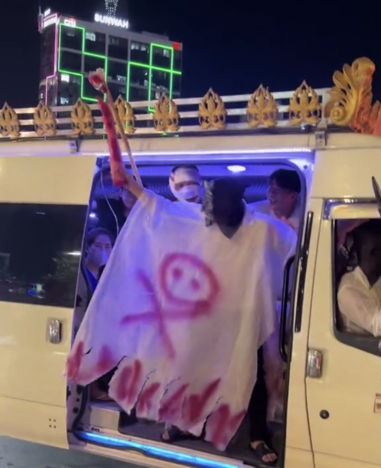 L&aacute;i xe tang đi chơi Halloween, một t&agrave;i xế cơ sở mai t&aacute;ng bị phạt  - Ảnh 1.