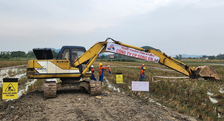Khẩn trương thi c&ocirc;ng đường d&acirc;y 500 kV Nam Định I -Thanh H&oacute;a - Ảnh 1.