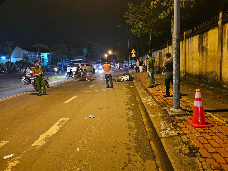 Xe m&aacute;y t&ocirc;ng cột đ&egrave;n, một người tử vong, một người bị thương nặng - Ảnh 1.