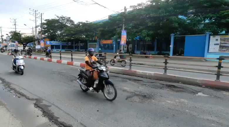 Nhiều ổ voi s&acirc;u hoắm tr&ecirc;n đường trung t&acirc;m Cần Thơ - Ảnh 5.