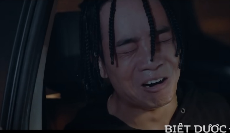 Đạt khóc trách mắng bố không quan tâm đến mình. Đạt khóc trách mắng bố không quan tâm đến mình.