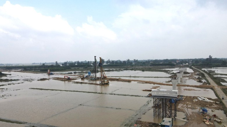 Thi c&ocirc;ng cao tốc Bắc &ndash; Nam qua H&agrave; Tĩnh lo "lụt" tiến độ v&igrave; lũ - Ảnh 1.