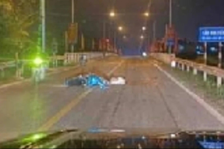 Ng&atilde; ra đường sau va chạm với xe kh&aacute;ch, nam t&agrave;i xế bị &ocirc; t&ocirc; con c&aacute;n tử vong tr&ecirc;n Quốc lộ 18 - Ảnh 1.